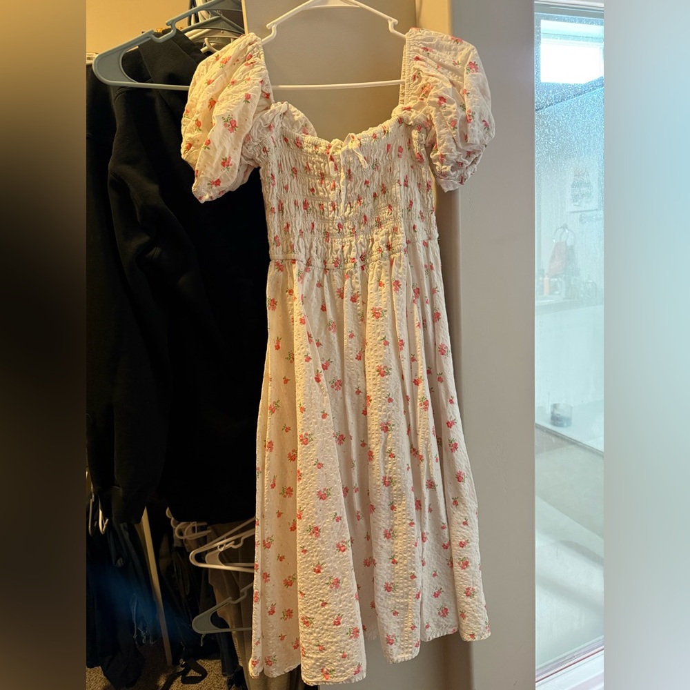 Floral Women’s Dress in Cream and Pink. Size is XL. Cinched sleeves and top!